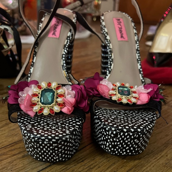 Betsey Johnson Marlo Platform rhinestone block heel floral accent Sandals. - Picture 6 of 11